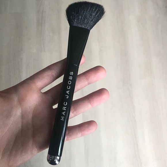 marc jacobs blush brush